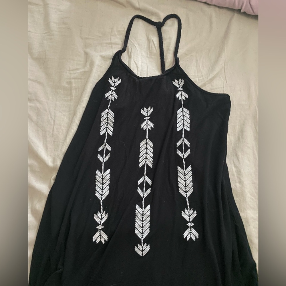 Maurice’s blank tank with white arrows
